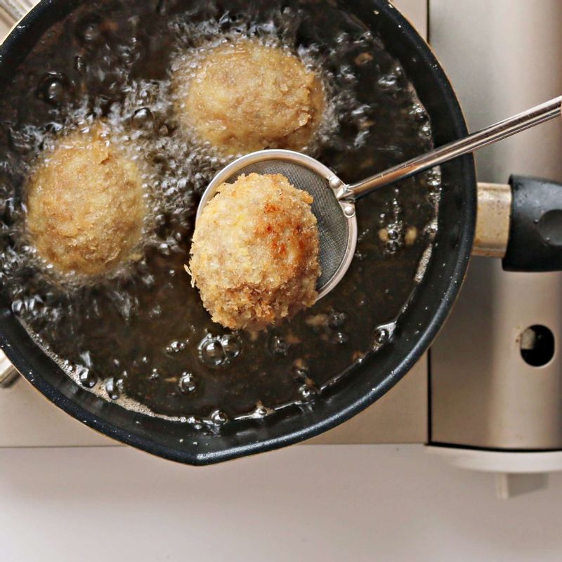 170도로 오른 기름에 노릇하게 튀겨주세요.