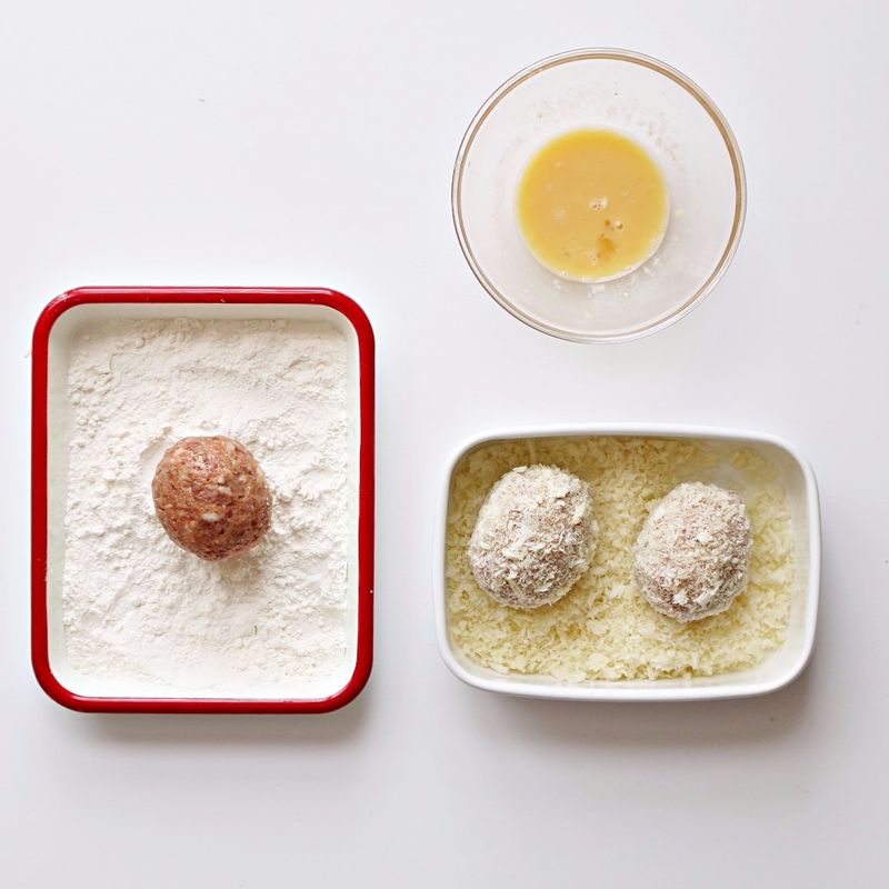 3에 밀가루-달걀물-빵가루 순으로 튀김옷을 입혀주세요