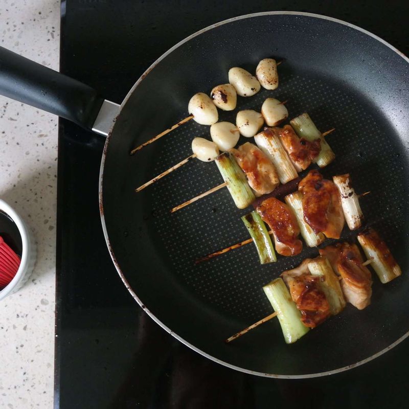 닭다리살과 마늘은 중불 이상에서 굽다가 겉이 익으면 약불로 줄여주세요. 닭이 거의 익으면 소스를 앞뒤로 발라가며 구워주세요. 소스가 탈 수 있으니 약불에서 조금씩 발라주세요.