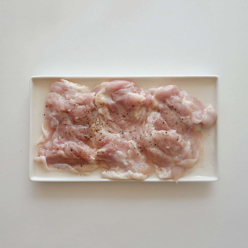 닭다리살은 기름기를 제거하고 소금, 후추, 청주를 뿌려서 10분간 재워주세요. 닭다리살은 3x4cm 크기로, 대파는 4cm 길이로 잘라주세요.