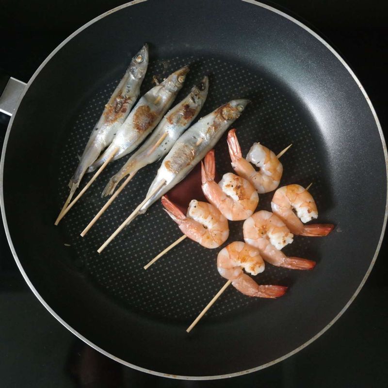 달군 팬에 기름을 살짝 두른 후 시사모, 새우를 속까지 완전히 익도록 노릇하게 구워주세요.