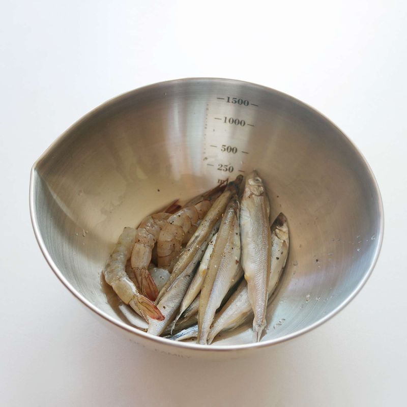 시사모, 새우, 소금, 후추, 청주를 뿌려서 10분간 재워주세요.