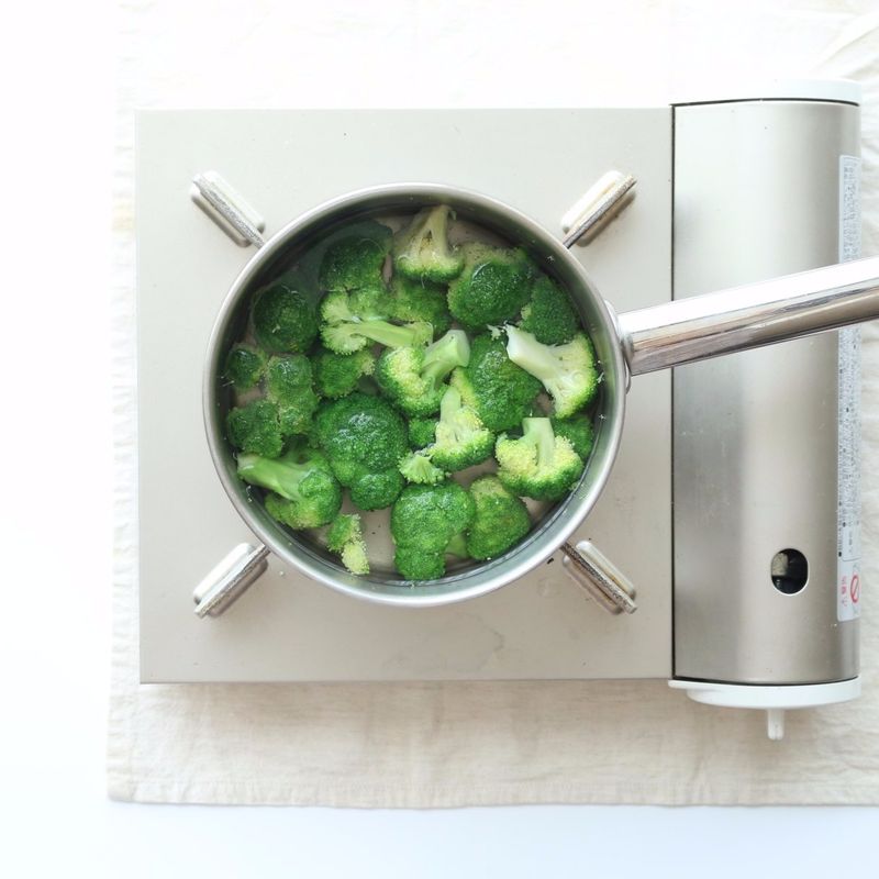 끓는물에 약간의 소금을 넣고 브로콜리를 넣어 살짝 데쳐주세요.