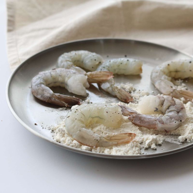 달군 팬에 약간의 기름을 두르고, 반죽 1큰술을 수저로 떠서 동그랗게 펼쳐주세요.
새우 밑면에 밀가루를 묻혀 반죽 위에 놓고, 새우 위에 약간의 반죽을 올린 후 홍고추를 올려 약불에서 새우가 익을 때까지 노릇하게 익혀주세요.