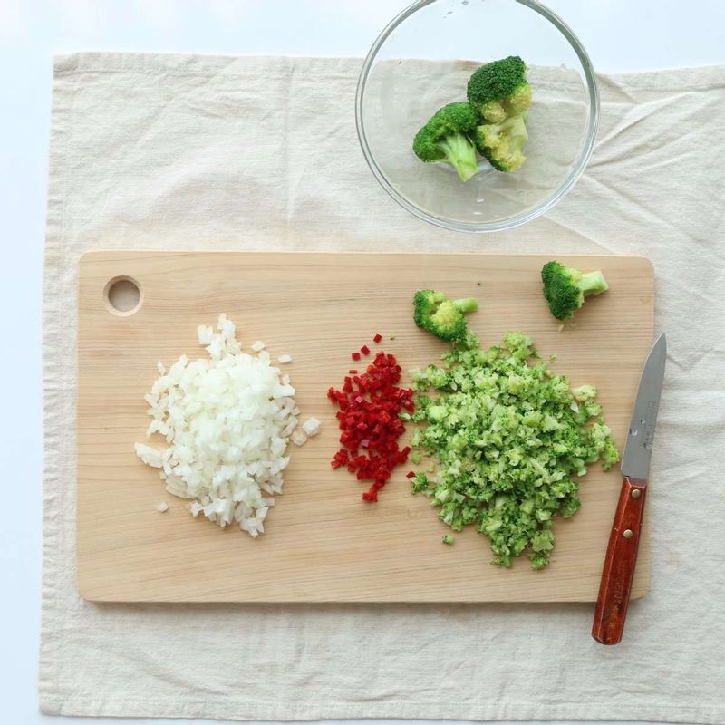 데친 브로콜리와 양파, 홍고추는 잘게 다져주세요.