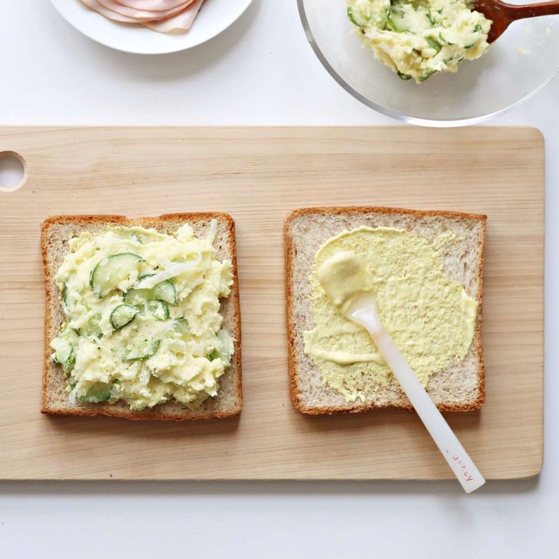 빵(스프레드)-감자샐러드-햄슬라이스-로메인-빵(스프레드)을 순서대로 올리고 가볍게 누른 후 잘라주세요.