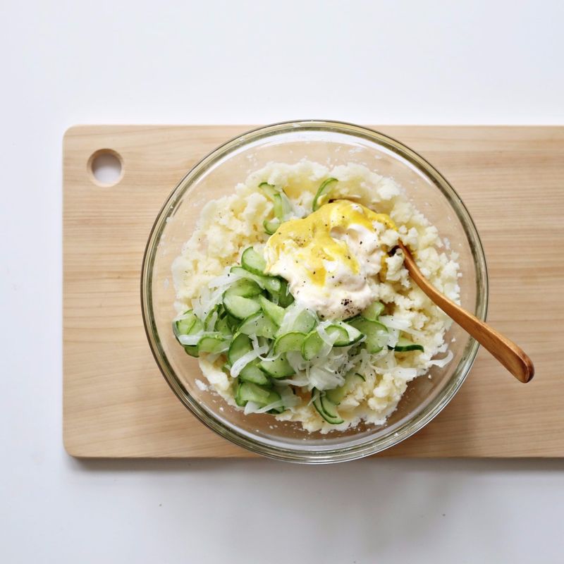 볼에 감자와 오이, 양파, 소스를 넣어 섞어 감자샐러드를 만들어주세요