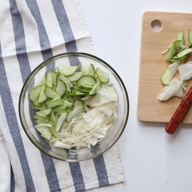오이는 반달모양으로 썰고, 양파는 채썰어 소금물(물 1컵, 소금 1큰술, 설탕 1큰술)에 10분정도 절였다가 물기를 제거해주세요