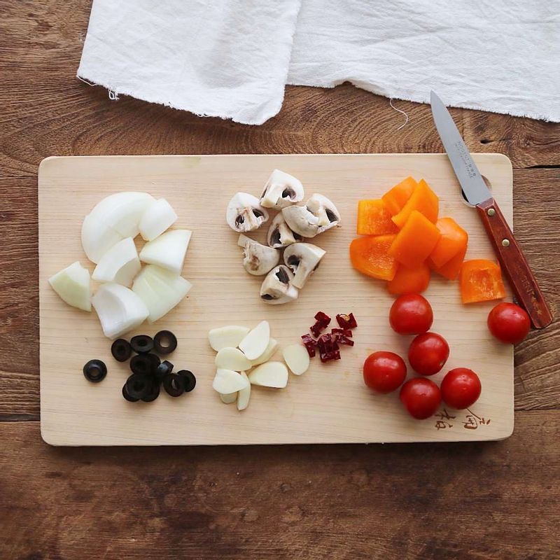 양송이, 양파, 파프리카는 한입크기로 자르고, 마늘은 편으로 썰어주세요. 블랙올리브와 건고추는 링으로 썰어주세요.