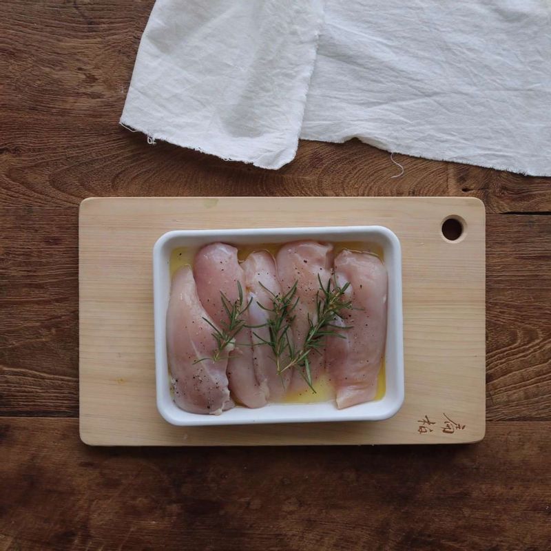 닭가슴살은 우유 1/2컵에 20분 정도 담갔다가, 물에 씻은 후 밑간재료에 10분간 재워주세요.
(또는 닭가슴살을 먹기 좋은 크기로 썰어서 사용하셔도 돼요.)