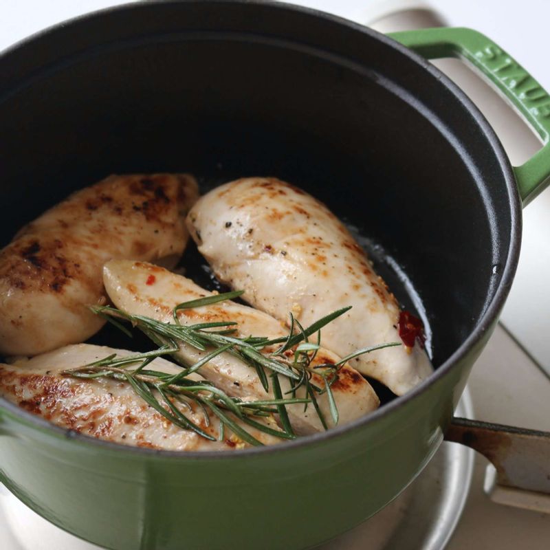 냄비에 약간의 올리브유를 두르고, 건고추와 닭가슴살을 노릇하게 색이 나게 구워주세요.