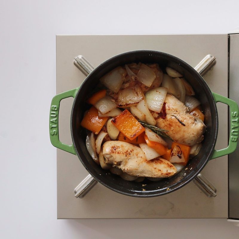 마늘, 양파, 양송이, 파프리카를 넣고 3분 정도 볶다가 소스재료를 넣고 20분 정도 끓여주세요.