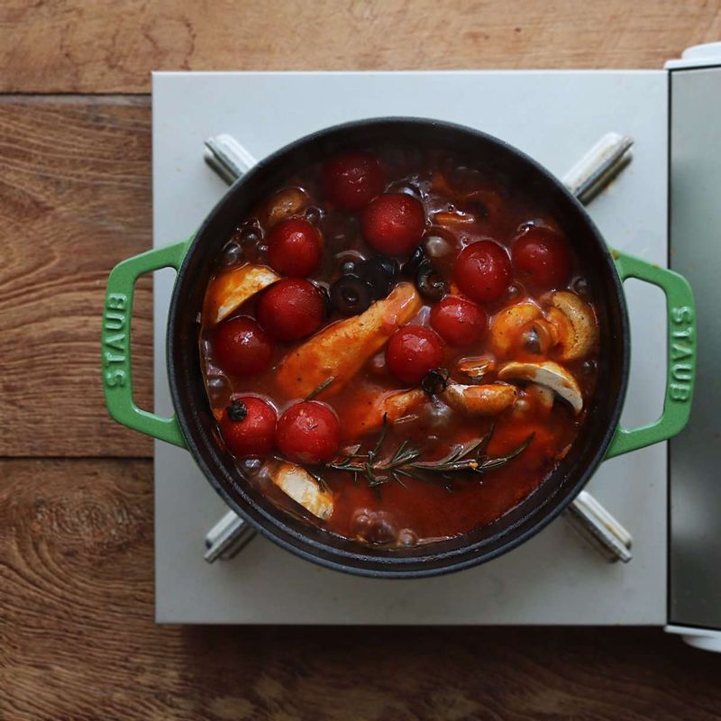 방울토마토와 블랙올리브를 넣어 5분 정도 중불로 끓여주세요.