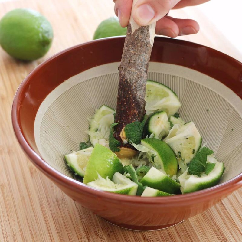 볼 또는 절구에 라임과 민트를 넣고 찧어서 라임즙과 민트를 섞어주세요.