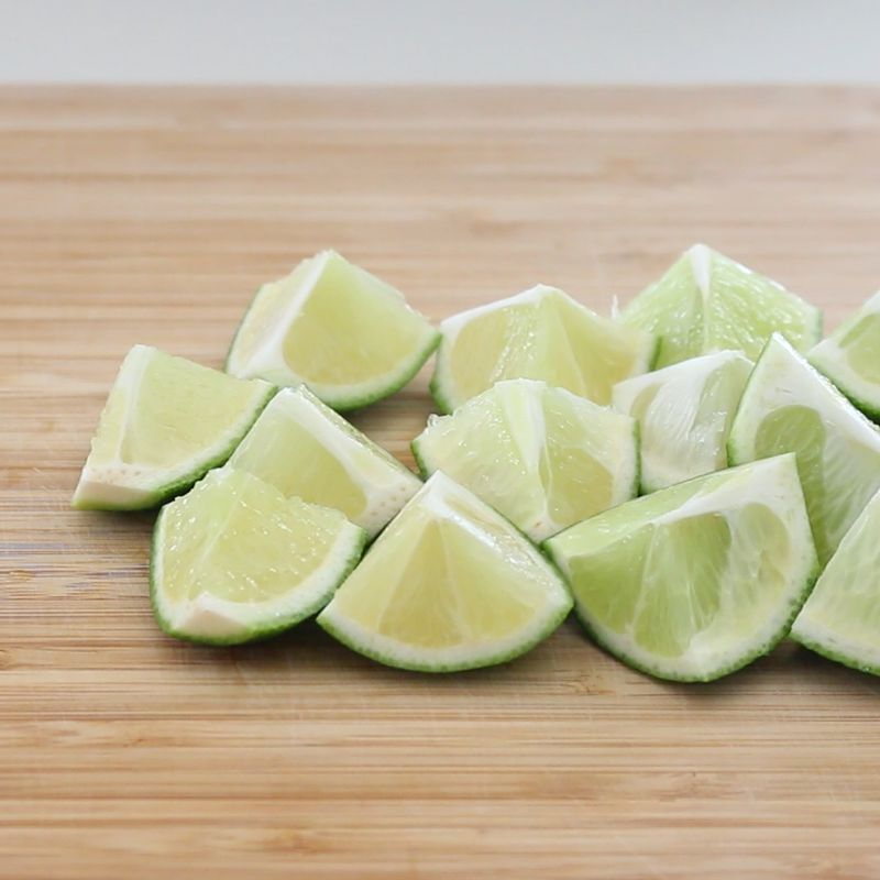 라임은 베이킹소다를 이용해 깨끗이 씻은 후 적당한 크기로 자르고, 라임 1/2개는 링으로 썰어주세요.