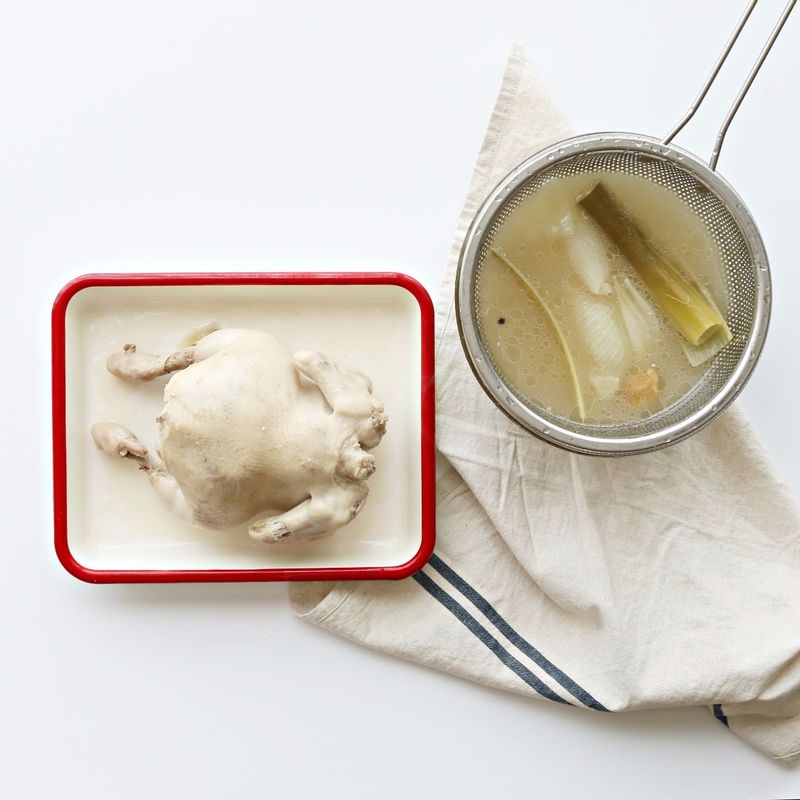 닭이 익으면 육수는 면보로 거른 후 차게 식혀 기름기를 제거한 후, 국물 양념재료를 섞어 냉동실에 넣어 차갑게 준비해주세요.