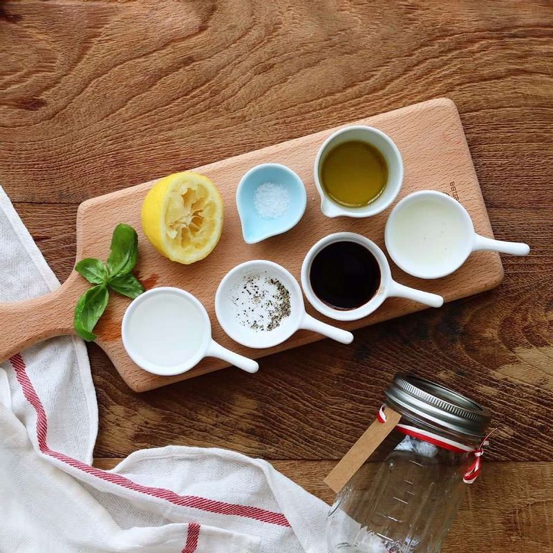 볼에 드레싱재료를 넣고 섞어주세요.