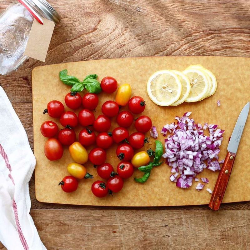 방울토마토 아랫부분에 열십자로 칼집을 넣어주세요.
양파는 잘게 다지고, 레몬은 반달모양으로 슬라이스 해주세요.