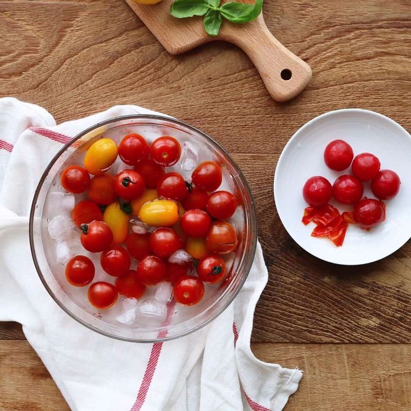 끓는 물에 방울토마토를 넣고, 살짝 데친 후 찬물에 헹궈 껍질을 벗겨주세요.