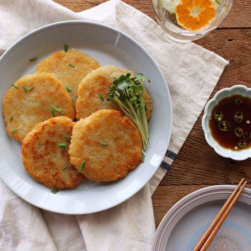 초간장을 곁들여 따뜻할 때 즐겨주세요.