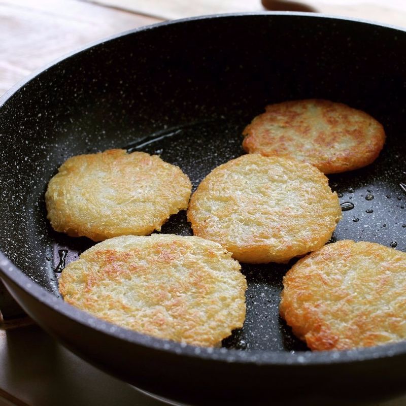 달군 팬에 기름을 넉넉히 두르고, 반죽을 두툼하게 올려 바삭하게 구워주세요.