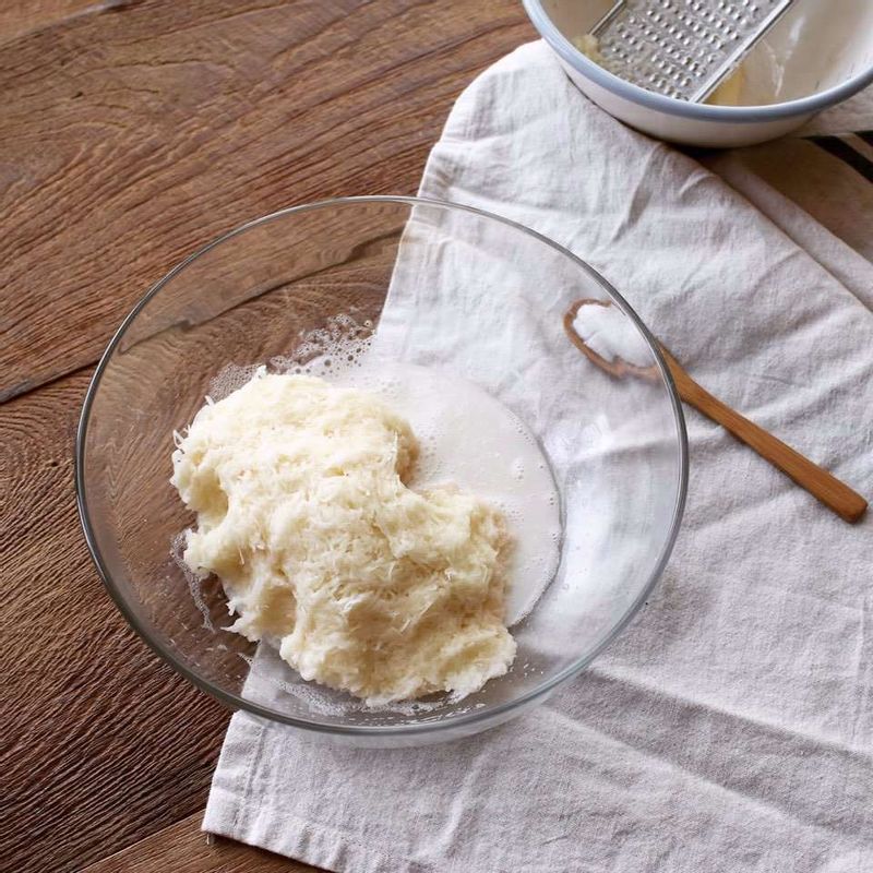 볼에 가라앉은 전분과 갈아 놓은 감자, 소금 넣고 섞어주세요.