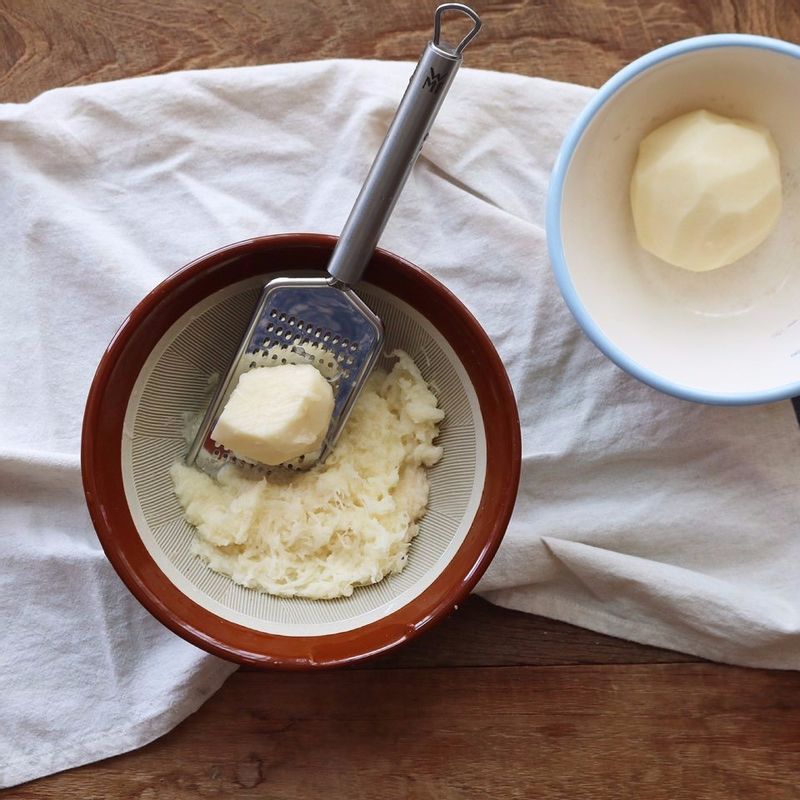 감자를 강판에 갈아 체에 밭치고, 감자에서 나온 물은 볼에 담아주세요.
(갈은 감자에 수분이 촉촉이 남도록 짜내지 않고, 체에만 밭쳐 나온 수분만 빼내주세요.)
