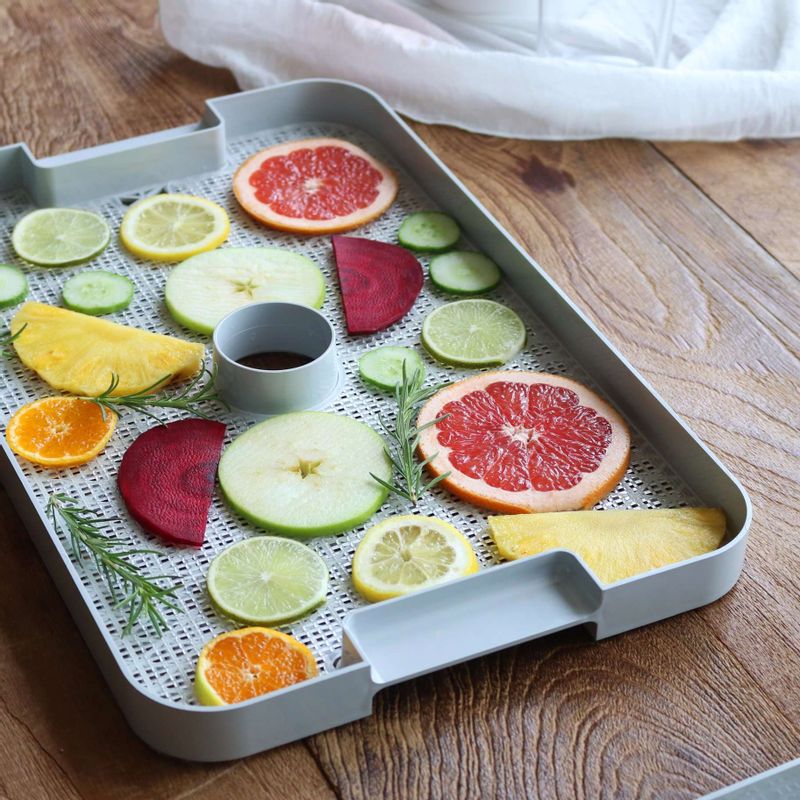 썰어 놓은 과일과 야채를 식품건조기에 펴서 올리고, 온도 70도에서 6~8시간 말려주세요.
(식품건조기가 없을 경우, 이 과정을 생략하셔도 돼요. 생야채, 과일를 그대로 사용해도 되지만 말리면 비타민이 풍부해진답니다.)