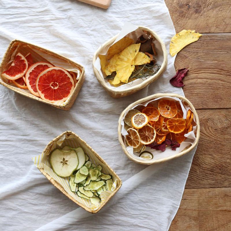 기호에 따라 말린 과일에 물을 넣어 냉장에서 반나절정도 우린 후 드셔도 좋아요.