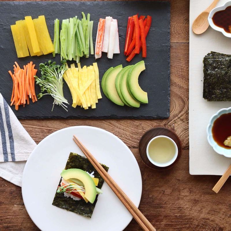 접시에 준비된 재료를 담고, 김, 밥과 함께 기호에 따라 원하는 재료를 넣고 싼 후 간장소스를 곁들여주세요.