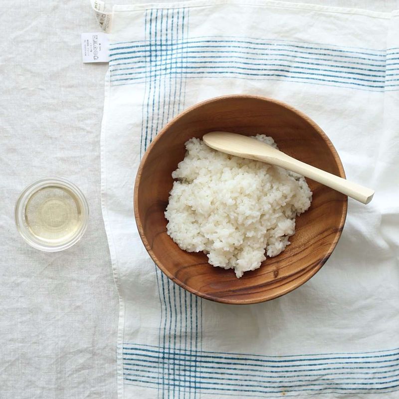 배합초 재료를 섞어 전자레인지에서 설탕이 녹을 때까지 1분정도 돌린 후, 고슬하게 지은 밥에 넣고 주걱으로 가르듯이 빠르게 섞어 주세요.