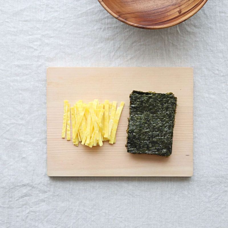 달걀은 약간의 소금을 넣고 지단을 부쳐 도톰하게 채썰고, 김은 살짝 구운 후 6등분으로 잘라주세요.