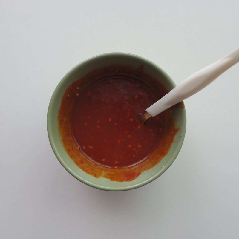 그릇에 고슬고슬하게 지은 밥을 담고 채소 재료와 참치를 돌려가며 담아주세요. 먹기 전 회덮밥 소스와 참기름을 곁들여주세요.