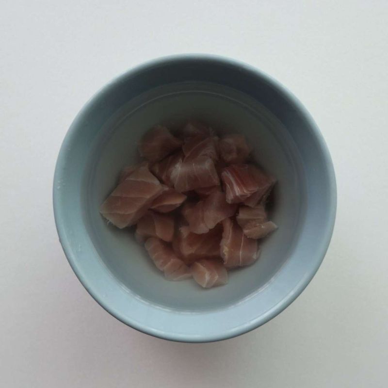 냉동참치는 미지근한 소금물에 담가 해동시킨 후 키친타월로 물기를 제거해주세요.