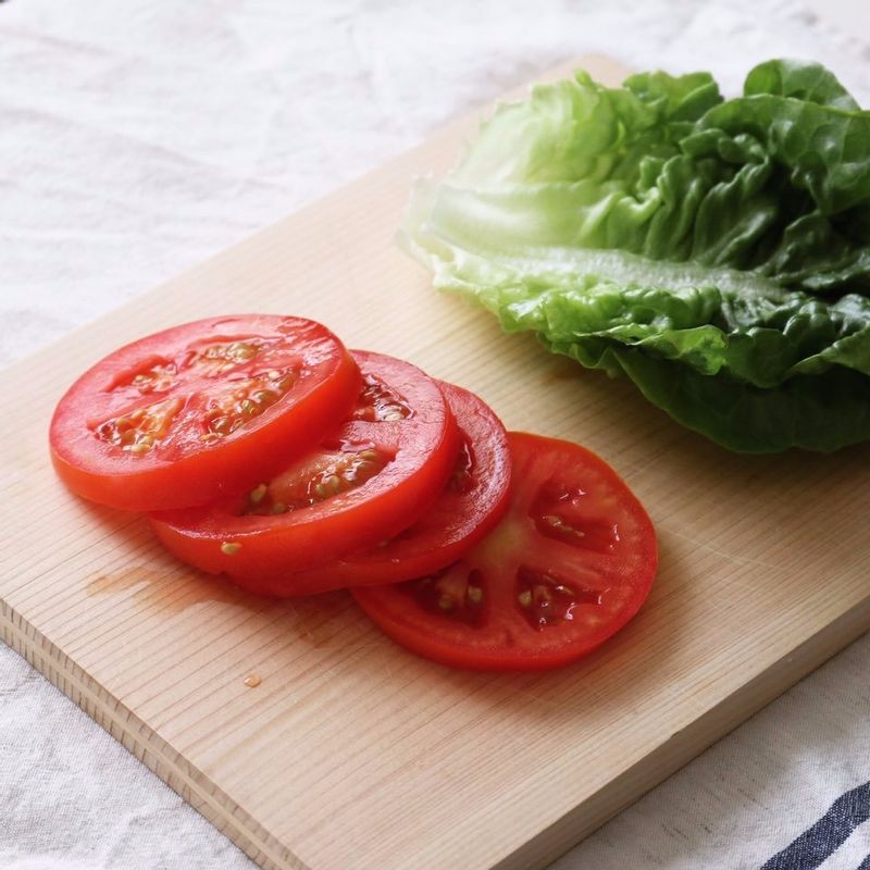 토마토는 0.5cm 두께로 썰고, 잎상추는 깨끗이 씻어 물기를 제거해주세요.