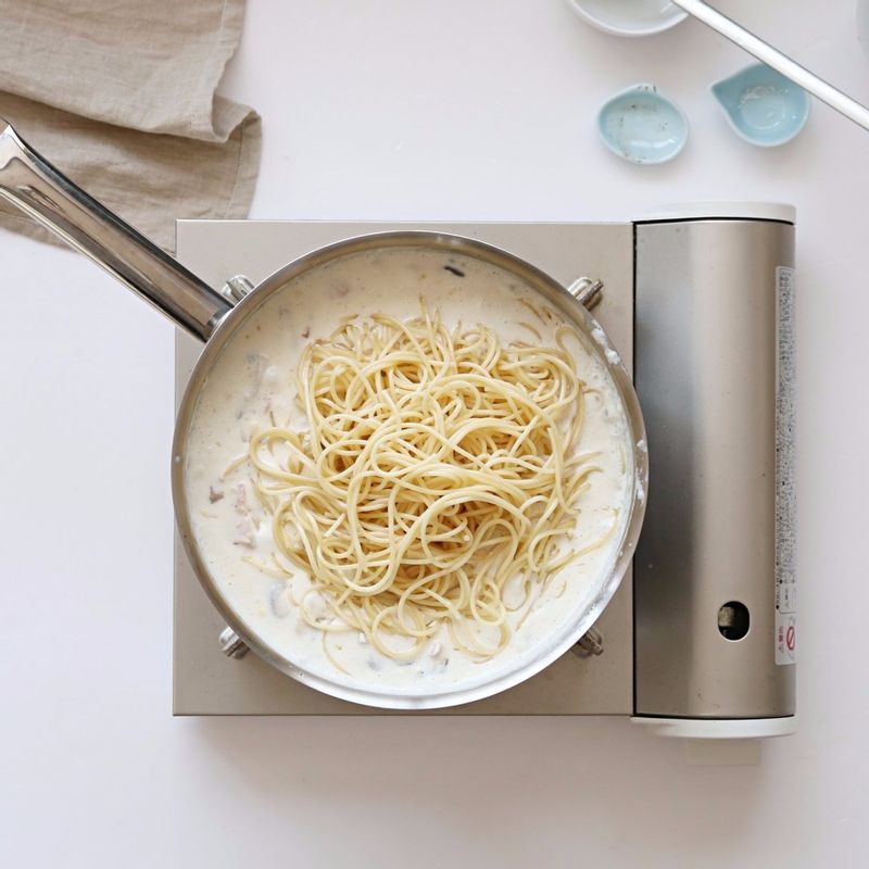 크림소스에 삶은 스파게티면을 넣어 1~2분 정도 볶은 후 약간의 소금, 후추로 간을 맞추고 불을 꺼주세요.