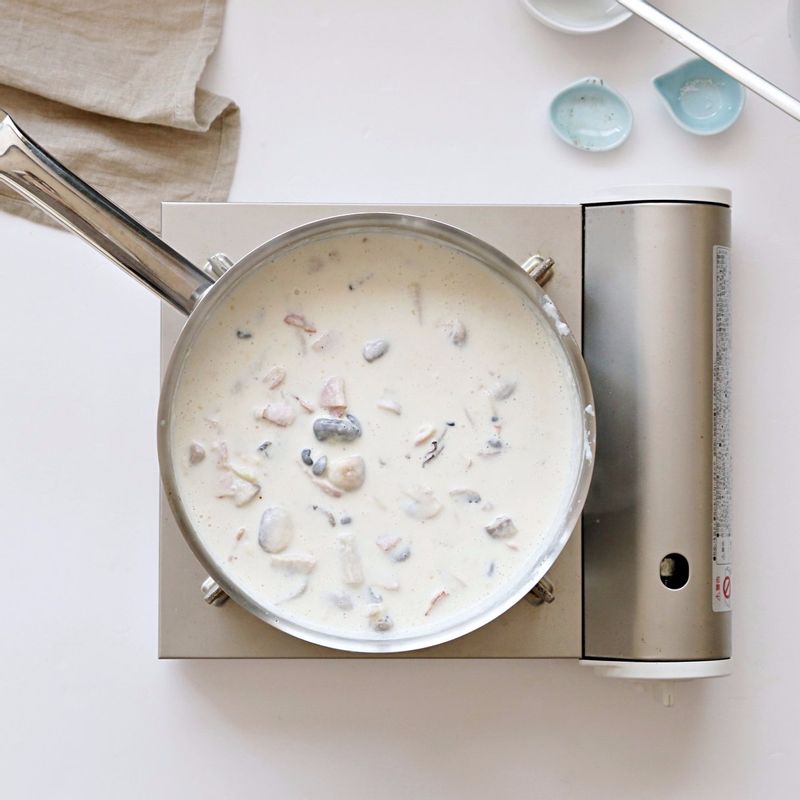 버섯을 넣고 약간의 소금, 후추를 더해 볶고 크림소스 재료를 넣어 3분 정도 끓여주세요.