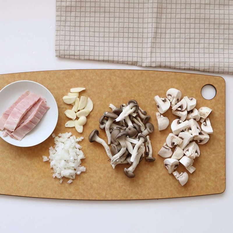 베이컨과 양송이는 먹기 좋은 크기로 썰어주세요. 양파는 잘게 다지고 마늘은 편으로 썰어주세요.