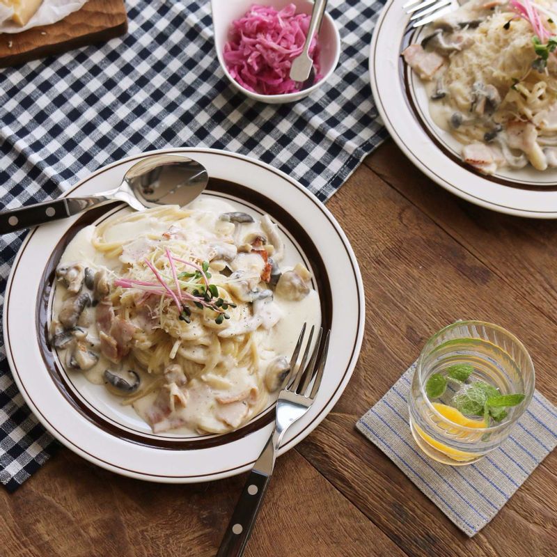 접시에 스파게티를 푸짐하게 담고, 피클과 함께 즐기면 더욱 좋아요.