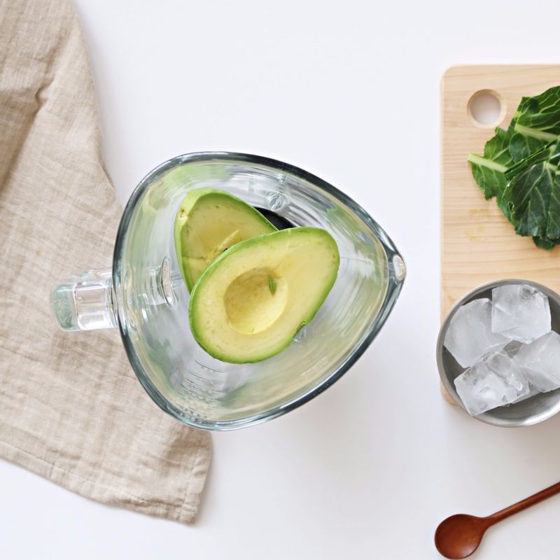 아보카도는 반으로 잘라 씨앗을 제거하고 껍질을 벗겨주세요. 케일은 깨끗하게 씻어 줄기를 떼고 잎만 잘라주세요.