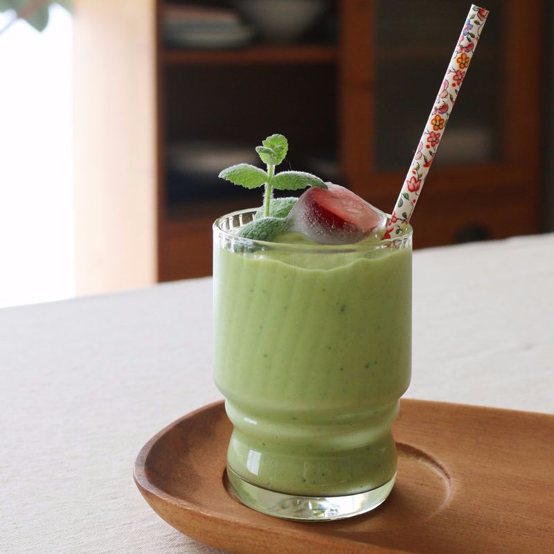 투명한 컵에 담아 마시면 아보카도의 예쁜 색감까지 느낄 수 있어요.