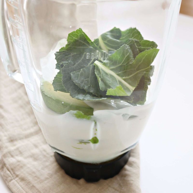 믹서에 준비한 재료를 모두 넣고 갈아주세요.