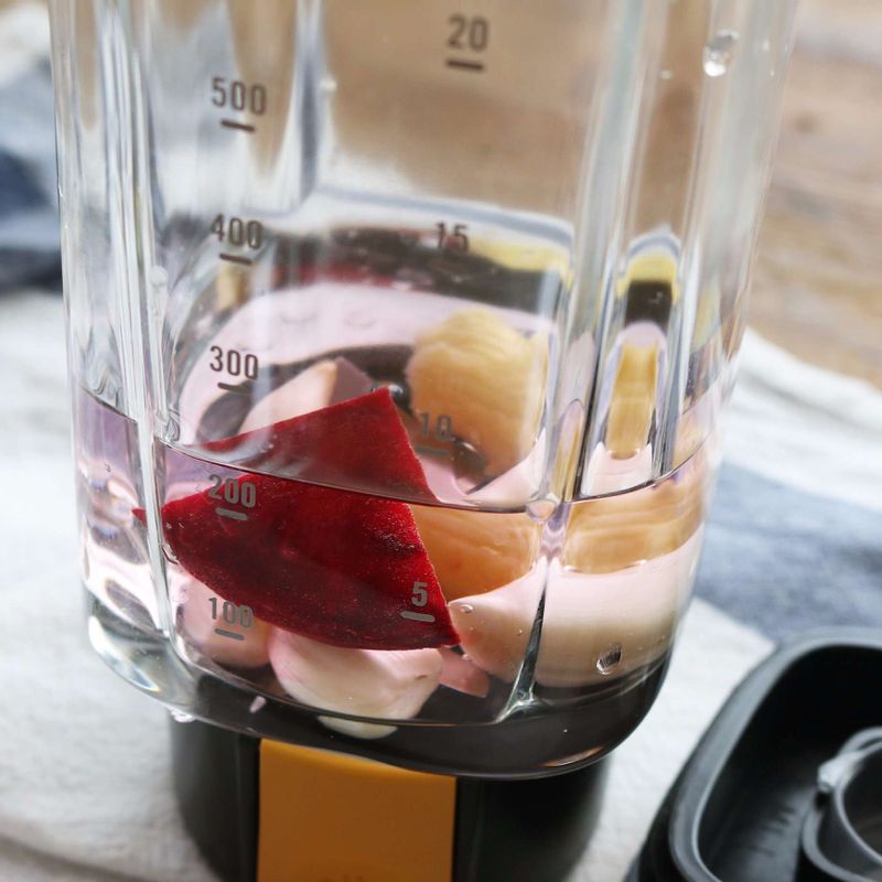 양념재료를 믹서에 간 후 면포에 싸서 국물을 걸러주세요. 걸러낸 국물은 STEP4와 섞어주세요.