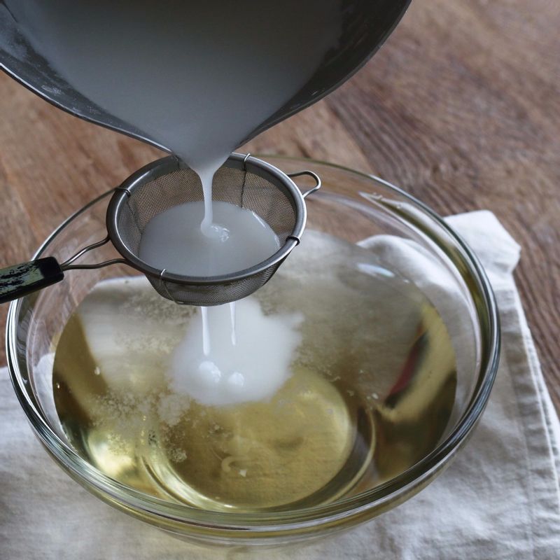 냄비에 찹쌀가루풀 재료를 넣고 바닥에 눌러 붙거나 멍울지지 않게 주걱으로 저으며 걸쭉해질때까지 끓여서 풀을 만들어주세요. 완성된 풀은 체에 걸러 STEP3과 섞어주세요.