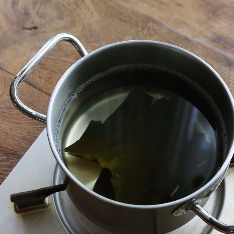 냄비에 물 8컵과 다시마 2장을 넣고, 물이 끓어오르면 다시마를 건져내고 불을 꺼주세요. 굵은소금 3큰술, 매실청 3큰술을 넣고 잘 섞어 김치국물 재료를 만들어주세요.