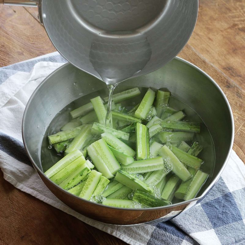 오이절임물을 끓여 뜨거울 때 오이에 붓고, 10분 정도 담갔다가 체에 밭쳐 물기를 빼주세요.