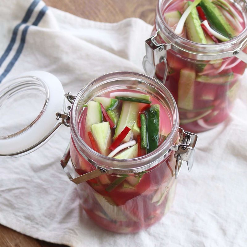 김치통에 오이와 홍고추, 쪽파를 담고 STEP5의 국물을 부어주세요.
(실온에 하루정도 두었다가 냉장고에 넣어 드세요.)