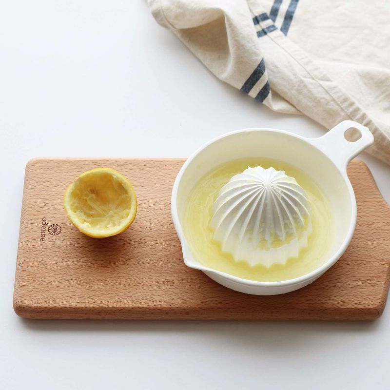 레몬은 반은 스퀴저로 즙을 짜고, 반은 슬라이스 해주세요.