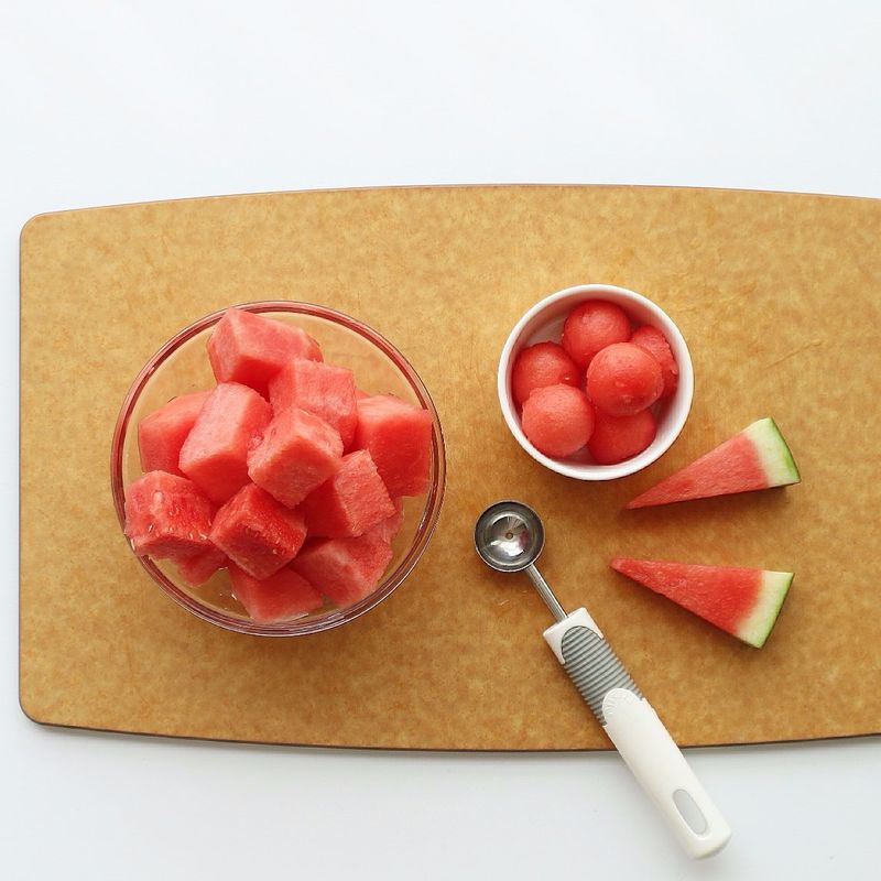 수박은 껍질과 씨를 제거하고 한입크기로 잘라주세요.
(장식용 수박은 껍질이 있는 상태로 작게 자르거나 스푼으로 동그랗게 파내주세요.)