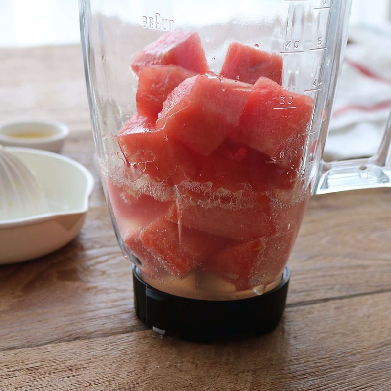 믹서에 수박과 사이다, 레몬즙 1큰술을 넣고 갈아주세요. (무가당 탄산수를 이용하실 때는 시럽이나 설탕을 이용해서 당도를 조절해주세요.)